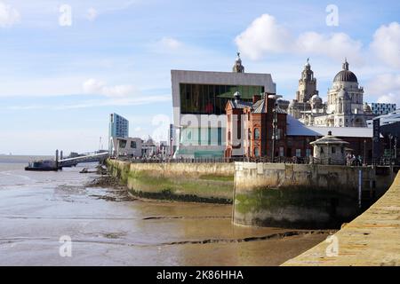 LIVERPOOL, Großbritannien - 14. JULI 2022: Pier Head in Liverpool, England, Großbritannien Stockfoto