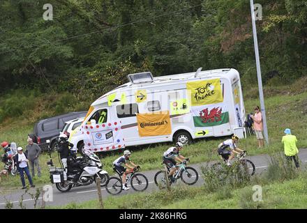 BENNETT Sean (USA) vom TEAM QHUBEKA NEXTHASH, JENSEN Christopher Juul (DEN) vom TEAM BIKEEXCHANGE, MOHORIC Matej (SLO) aus BAHRAIN SIEGT in der 18. Etappe der Tour de France, Donnerstag, den 15. Juli 2021. Der Bildnachweis sollte lauten:Pete Goding/GodingImages Stockfoto