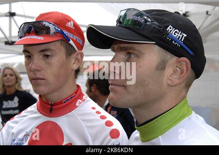 Der britische Ben Swift (l) und Roger Hammond vom Team Columbia werden nach der vierten Etappe der Tour of Britain interviewt Stockfoto