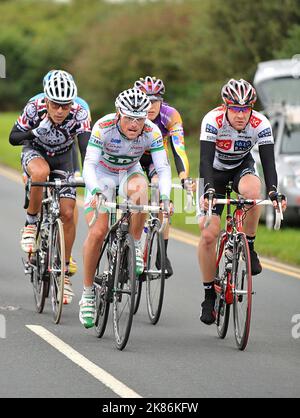 Das Team LPR bremst: Danilo Di Luca (weiß) von Ballan führt während der fünften Etappe der Tour of Britain eine fünfköpfige Gruppe aus dem Team Stockfoto