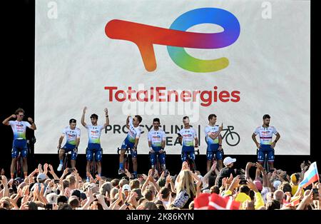 (Von links nach rechts) Daniel Oss aus Italien und das Team TotalEnergies, Pierre Latour aus Frankreich und das Team TotalEnergies, Anthony Turgis aus Frankreich und das Team TotalEnergies, Maciej Bodnar aus Polen und das Team TotalEnergies, Mathieu Burgaudeau aus Frankreich und das Team TotalEnergies, Alexi Vuillermoz aus Frankreich und das Team TotalEnergies, Edvald Boasson aus Norwegen und das Team TotalEnergies sowie Peter Sagan aus der Slowakei und das Team TotalEnergies waren während der Team-Präsentationen vor der Tour De France in Kopenhagen auf der Bühne zu sehen Stockfoto