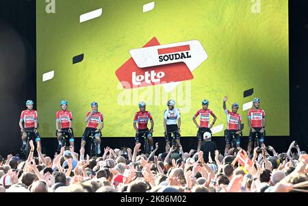 (Von links nach rechts) Frederik Frison aus Belgien und Lotto Soudal, Florian Vermeersch aus Belgien und Lotto Soudal, Tim Wellens aus Belgien und Lotto Soudal, Brent Van Moer aus Belgien und Lotto Soudal, Reinardt Janse van Rensburg aus Südafrika und Lotto Soudal, Caleb Ewan aus Australien und Lotto Soudal, Andreas Kron aus Dänemark und Lotto Soudal sowie Philippe Gilbert aus Belgien und Lotto Soudal waren während der Team-Präsentationen vor der Tour De France in Kopenhagen auf der Bühne zu sehen Stockfoto