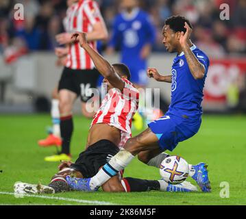 London, Großbritannien. 19. Oktober 2022. 19 Okt 2022 - Brentford gegen Chelsea - Premier League - GTECH Community Stadium der Schuss von Raheem Sterling durch Ethan Pinnock von Chelsea wird während des Premier League-Spiels im GTech Community Stadium von Brentford blockiert. Picture : Mark Pain / Alamy Credit: Mark Pain/Alamy Live News Stockfoto