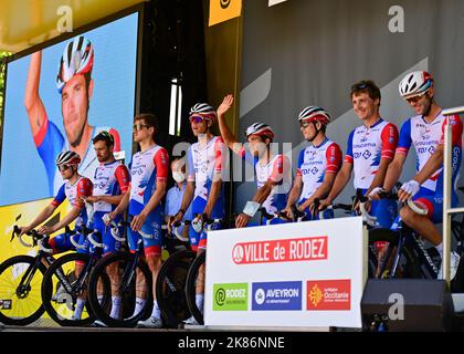 Groupama - FDJ Rider Thibaut PINOT Waves während der Teampräsentation für die Tour De France, Etappe 15, Frankreich, 17.. Juli 2022, Credit:Pete Goding/Goding Images/PA Images Stockfoto