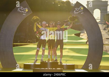 Yellow Jersey Sieger Jonas VINGEGAARD, Jumbo-Visma, mit 2. Platz Tadej POGAÄŒAR, VAE Team Emirates, und 3. Platz Geraint THOMAS, INEOS Grenadiers auf dem Podium nach der 21. Etappe der Tour De France, Lacapelle-Marival nach Rocamadour, am Samstag, 24.. Juli 2022 Credit: Pete Goding/Godingimages/PA Images Stockfoto