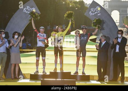 Yellow Jersey Sieger Jonas VINGEGAARD, Jumbo-Visma, mit 2. Platz Tadej POGAÄŒAR, VAE Team Emirates, und 3. Platz Geraint THOMAS, INEOS Grenadiers auf dem Podium nach der 21. Etappe der Tour De France, Lacapelle-Marival nach Rocamadour, am Samstag, 24.. Juli 2022 Credit: Pete Goding/Godingimages/PA Images Stockfoto