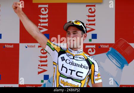 Mark Cavendish vom Team Columbia feiert den Sieg bei der zweiten Etappe der Tour de France zwischen Monaco und Brignoles. Stockfoto