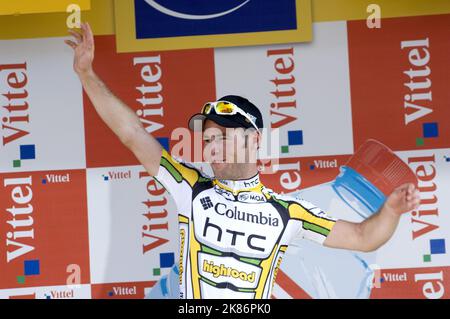 Mark Cavendish vom Team Columbia feiert den Sieg bei der zweiten Etappe der Tour de France zwischen Monaco und Brignoles. Stockfoto