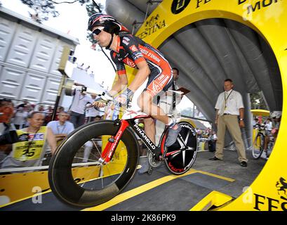 Luis-Leon Sanchez von Caisse D'epargne tritt bei den einzelnen Zeitfahren während der Tour de France in Monaco an. Stockfoto