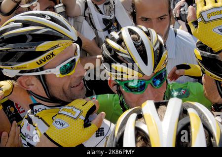 Mark Cavendish vom Team Columbia feiert den Gewinn der dritten Etappe der Tour de France zwischen Marseille und La Grande-Motte. Stockfoto