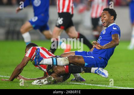 London, Großbritannien. 19. Oktober 2022. 19 Okt 2022 - Brentford gegen Chelsea - Premier League - GTECH Community Stadium der Chelsea Raheem Sterling wird von Ethan Pinnock von Brentford während des Premier League-Spiels im GTech Community Stadium angegangen. Picture : Mark Pain / Alamy Credit: Mark Pain/Alamy Live News Stockfoto