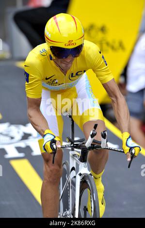 Alberto Contador Gesamtleiter und Etappensieger in Annecy zu Beginn des Zeitfahrens Stockfoto