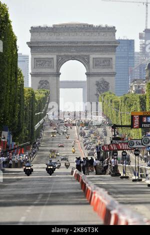 Gesamtansicht der Fahrer in Aktion während der 21. Und letzten Etappe der Tour de France zwischen Montereau-Fault-Yonne und den Champs-Elysees in Paris. Stockfoto