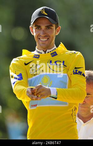 Tour de France-Sieger Alberto Contador aus Spanien setzt sich nach der 21. Und letzten Etappe der Tour de France zwischen Montereau-Fault-Yonne und den Champs-Elysees in Paris ins Gelbe Trikot. Stockfoto