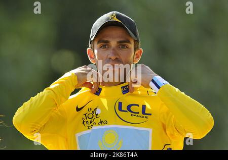 Tour de France-Sieger Alberto Contador aus Spanien setzt sich nach der 21. Und letzten Etappe der Tour de France zwischen Montereau-Fault-Yonne und den Champs-Elysees in Paris ins Gelbe Trikot. Stockfoto