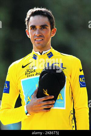 Tour de France-Sieger Alberto Contador auf dem Podium nach der 21. Und letzten Etappe der Tour de France zwischen Montereau-Fault-Yonne und den Champs-Elysees in Paris. Stockfoto