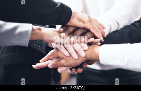Auf drei brechen wir auf Dream Team. Eine Gruppe von Mitarbeitern mit ihren Händen gestapelt. Stockfoto