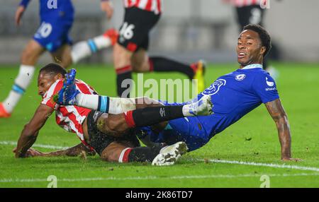 London, Großbritannien. 19. Oktober 2022. 19 Okt 2022 - Brentford gegen Chelsea - Premier League - GTECH Community Stadium der Chelsea Raheem Sterling wird von Ethan Pinnock von Brentford während des Premier League-Spiels im GTech Community Stadium angegangen. Picture : Mark Pain / Alamy Credit: Mark Pain/Alamy Live News Stockfoto