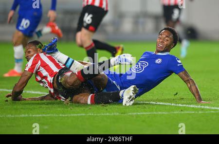 London, Großbritannien. 19. Oktober 2022. 19 Okt 2022 - Brentford gegen Chelsea - Premier League - GTECH Community Stadium der Chelsea Raheem Sterling wird von Ethan Pinnock von Brentford während des Premier League-Spiels im GTech Community Stadium angegangen. Picture : Mark Pain / Alamy Credit: Mark Pain/Alamy Live News Stockfoto