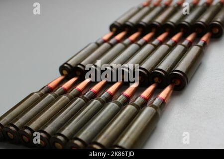 Live-Ammunition Für Das Sturmgewehr Wird In Reihen Isoliertes Stock Photo Angelegt Stockfoto