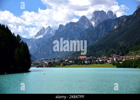 Das Dorf Auronzo di Cadore liegt am Ufer des Sees Santa Caterina auf 864 Meter über dem Meeresspiegel Stockfoto