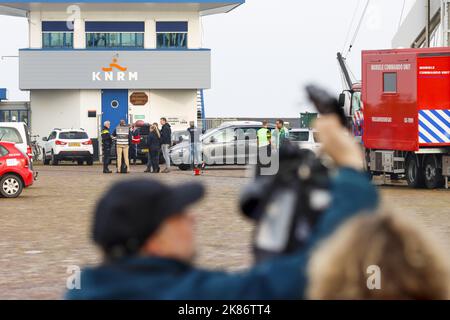 Terschelling, Niederlande. 21. Oktober 2022. 2022-10-21 10:41:29 HARLINGEN - Notdienste im Hafen von Harlingen. Nach dem Zusammenstoß zwischen einem Schnellboot und einem Wassertaxi zwischen Terschelling und Vlieland suchen die Einsatzkräfte nach Vermissten. ANP ANTON Kappers netherlands Out - belgium Out Credit: ANP/Alamy Live News Stockfoto