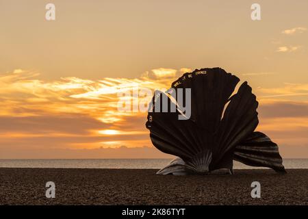 Herbstaufgang bei der Scallop-Skulptur am Strand von Aldeburgh. Suffolk. VEREINIGTES KÖNIGREICH Stockfoto