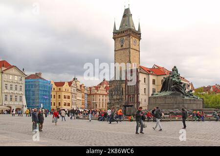 PRAG, TSCHECHIEN - 24. APRIL 2012: Dies ist der Altstädter Ring an einem bewölkten Frühlingsabend. Stockfoto