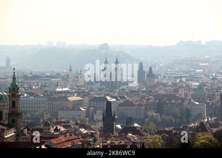 PRAG, TSCHECHIEN - 24. APRIL 2012: Dies ist eine Luftaufnahme der Altstadt an einem nebligen Frühlingsmorgen. Stockfoto