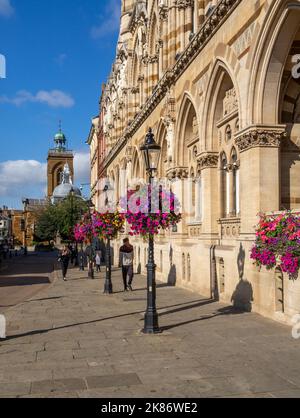 Außenansicht des Northampton Guildhall, erbaut 1861-64 von Edward Godwin im neogotischen Stil; beherbergt jetzt den West Northamptonshire Council Stockfoto
