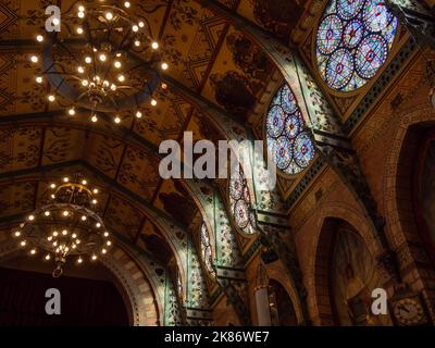 Buntglasfenster und dekoriertes Interieur der Great Hall, Guildhall, Northampton, Großbritannien Stockfoto