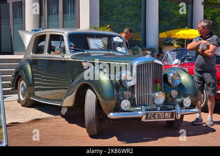 BADEN BADEN, DEUTSCHLAND - JULI 2022: Grüner BENTLEY TYP R 1954, Oldtimer-Treffen im Kurpark. Stockfoto