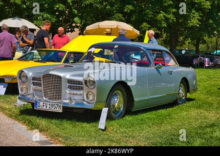 BADEN BADEN, DEUTSCHLAND - JULI 2022: Silver Facel Vega Excellence 1956, Oldtimer-Treffen im Kurpark. Stockfoto