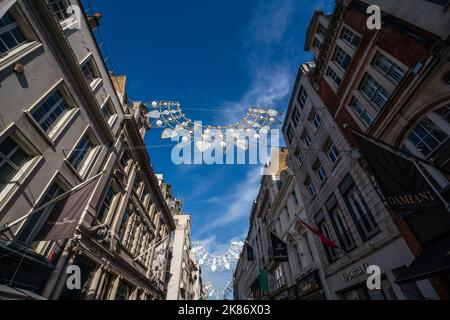 London, Großbritannien. 21 Oktober 2022 . Weihnachtsdekorationen werden in der New Bond Street in London installiert. Kredit: amer ghazzal/Alamy Live Nachrichten Stockfoto