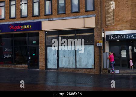 Ashford, Kent, Großbritannien. 21. Oktober 2022. Zeichen der Zeiten, wie mehr High Street Geschäfte schließen Anzeige für Verkauf oder zu lassen Zeichen. Foto-Kredit: Paul Lawrenson /Alamy Live Nachrichten Stockfoto