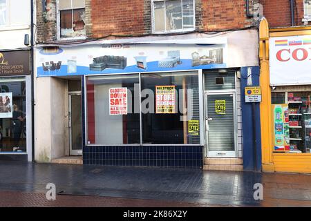 Ashford, Kent, Großbritannien. 21. Oktober 2022. Zeichen der Zeiten, wie mehr High Street Geschäfte schließen Anzeige für Verkauf oder zu lassen Zeichen. Foto-Kredit: Paul Lawrenson /Alamy Live Nachrichten Stockfoto