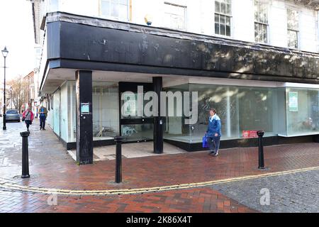 Ashford, Kent, Großbritannien. 21. Oktober 2022. Zeichen der Zeiten, wie mehr High Street Geschäfte schließen Anzeige für Verkauf oder zu lassen Zeichen. Foto-Kredit: Paul Lawrenson /Alamy Live Nachrichten Stockfoto