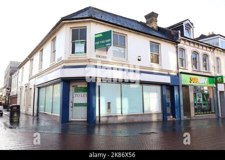 Ashford, Kent, Großbritannien. 21. Oktober 2022. Zeichen der Zeiten, wie mehr High Street Geschäfte schließen Anzeige für Verkauf oder zu lassen Zeichen. Foto-Kredit: Paul Lawrenson /Alamy Live Nachrichten Stockfoto