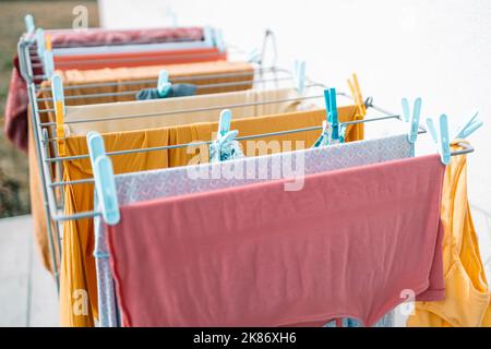 Frisches sauberes weißes Blatt trocknen auf der Wäscheleine im Freien Stockfoto