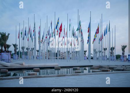 Flag Plaza in Doha, Katar mit 119 Flaggen aus Ländern mit zugelassenen diplomatischen Vertretungen Stockfoto