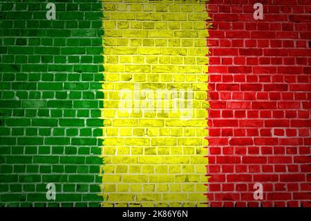 Ein Bild von der Mali-Fahne gemalt auf eine Mauer in innerstädtischer Lage Stockfoto