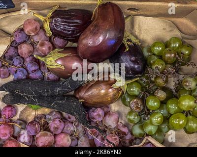 Loser Verkauf, verfaultes Obst und Gemüse. Über dem Verfallsdatum Stockfoto