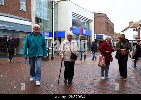 Ashford, Kent, Großbritannien. 21. Oktober 2022. Zeichen der Zeiten, wie mehr High Street Geschäfte schließen Anzeige für Verkauf oder zu lassen Zeichen. Foto-Kredit: Paul Lawrenson /Alamy Live Nachrichten Stockfoto