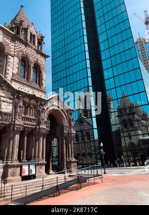 Die alte Trinity Church spiegelt sich in einem modernen Wolkenkratzer mit Glasfassade in Boston, Massachusetts Stockfoto