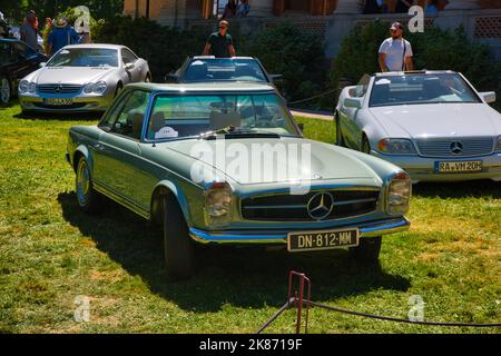 BADEN BADEN, DEUTSCHLAND - JULI 2022: Weiß grauer Mercedes-Benz W113 230 SL Pagoda Cabrio Roadster 1966, Oldtimer-Treffen im Kurpark. Stockfoto