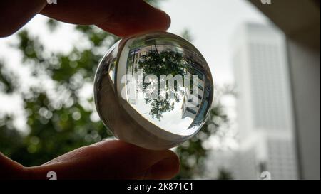 Die Stadtlandschaft Singapurs durch eine Glaskugel Stockfoto