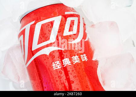 BERLIN - OCT 14: Chinesisches Coca-Cola-Getränk in klassischer roter Dose mit Eiswürfeln in Berlin, Oktober 14. 2022 in Deutschland Stockfoto