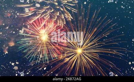 Festliches Feuerwerk während der Neujahrsfeier, Gruß am Nachthimmel und starkem Schneefall, Winter-Weihnachten Hintergrund Stockfoto