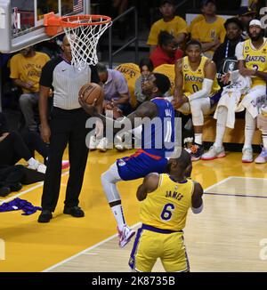 Los Angeles, USA. 20. Oktober 2022. Der Wächter der Los Angeles Clippers, John Wall (11), kommt in der ersten Hälfte ihres NBA-Spiels in der Crypto.com Arena in Los Angeles am Donnerstag, dem 20. Oktober 2022, an LeBron James (6) von Los Angeles Lakers vorbei. Foto von Jim Ruymen/UPI Credit: UPI/Alamy Live News Stockfoto