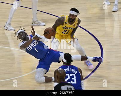Los Angeles, USA. 20. Oktober 2022. Reggie Jackson (1) von Los Angeles Clippers spielt Robert Covington (23) unter dem Druck von Patrick Beverley (21) von Los Angeles Lakers während der ersten Hälfte ihres NBA-Spiels in der Crypto.com Arena in Los Angeles am Donnerstag, den 20. Oktober 2022. Foto von Jim Ruymen/UPI Credit: UPI/Alamy Live News Stockfoto
